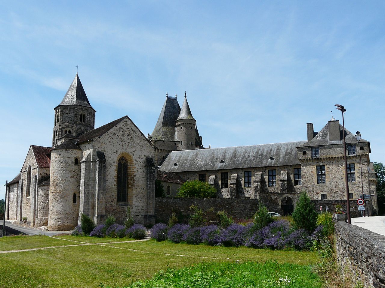 1280px-Jumilhac_église_et_château